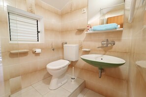 Apartment (Standard Two Bedroom Apartment) | Bathroom | Shower, towels - Apartments Prižba Bay (Blato)