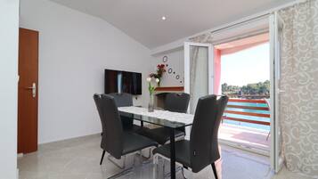 Apartment (Two Bedroom Apartment with Terrace an) | Dining room