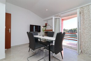 Lägenhet (Two Bedroom Apartment with Terrace an) | Matsal