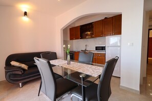 Lejlighed (Two Bedroom Apartment with Terrace an) | Privat køkken | Køleskab