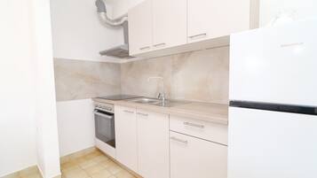 Apartment (Comfort Two Bedroom Apartment) | Private kitchen | Fridge