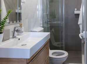 Apartment (Apartments Villa Marijana - Standard ) | Bathroom | Shower, towels - Apartments Villa Marijana (Blato)