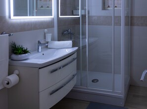 Apartment (Apartments Villa Marijana - One Bedro) | Bathroom | Shower, towels
