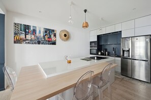 Fridge, microwave, oven, dishwasher - Thoroughly Modern Maison, by Veeve (Paris)