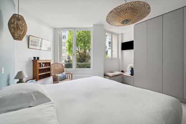 4 bedrooms, WiFi, bed sheets - Thoroughly Modern Maison, by Veeve (Paris)