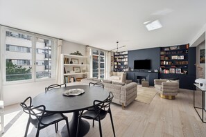 Living area - Thoroughly Modern Maison, by Veeve (Paris)
