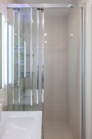 Appartement (Apartments Blažević - Two Bedroom A) | Salle de bain | Serviettes fournies