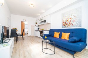 Apartamento (Apartments Blažević - One Bedroom A) | Sala de estar | TV de tela plana 32 polegadas com canais a cabo