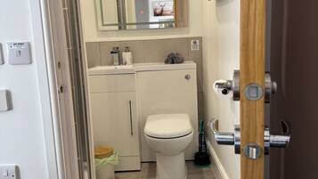 Quarto standard | Banheiro | Chuveiro, secador de cabelo, toalhas de banho, sabonete