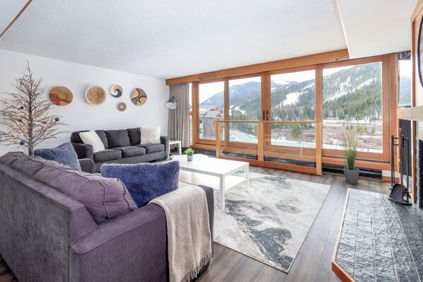 TV, fireplace - Location. Views. Fireplace. Pool. Hot tub. Lake. (Keystone)