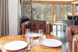 Interior - Location. Views. Fireplace. Pool. Hot tub. Lake. (Keystone)