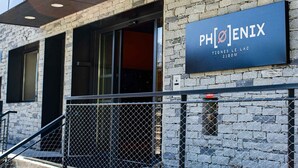 A building with a sign reading "PHOENIX" and "TIGNES LE LAC 2100M". - 4* Apartment Tignes 2 rooms, 4 people (Tignes)