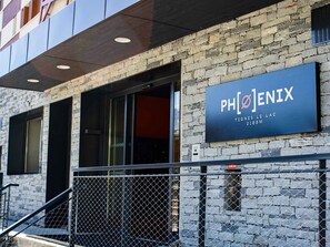 A building with a sign reading "PHOENIX" and "TIGNES LE LAC 2100M". - 4* Apartment Tignes 2 rooms, 4 people (Tignes)