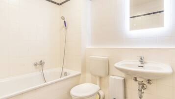 Haartrockner, Handtücher, Seife, Shampoo