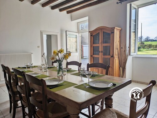 Charming Rural Cottage, Sleeps 8, near Hiking & VTT Trails, Garden Games, 5G Wi-Fi