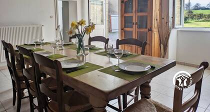Charming Rural Cottage, Sleeps 8, near Hiking & VTT Trails, Garden Games, 5G Wi-Fi