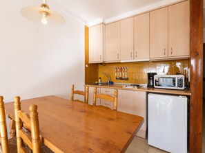 Réfrigérateur, micro-ondes, plaque de cuisson, cafetiÚre/bouilloire