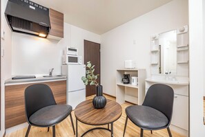 Full-sized fridge, microwave, stovetop, toaster - 1688 HOUSE OSAKA (Osaka)