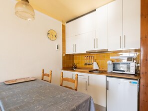 Kühlschrank, Mikrowelle, Herdplatte, Wasserkocher mit Kaffee-/Teezubehör