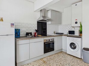 Fridge, oven, stovetop, coffee/tea maker