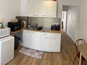 Fridge, microwave, stovetop, coffee/tea maker