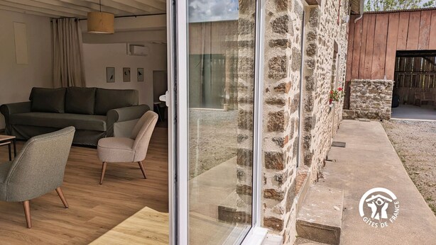 A modern living room with a sofa, chairs, and a wooden floor. - Comfortable country cottage - 6 guests (Mayenne)