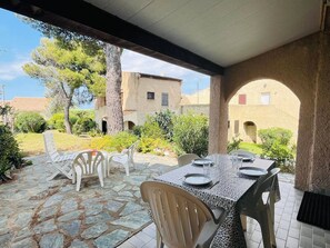 Outdoor dining - Seaside Studio with Terrace - 4 Guests, 1 Km to Beach, Parking Included (Lumio)
