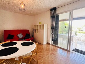 TV - Seaside Studio with Terrace - 4 Guests, 1 Km to Beach, Parking Included (Lumio)
