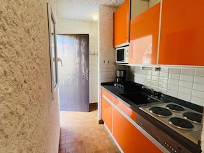 Microwave, dishwasher, coffee/tea maker, toaster