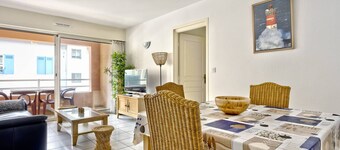Spacious Central Arcachon T3 Apartment with Loggia, A/C, and Parking - 400m from the Beach!