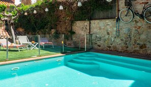 Pool - Charming Central Village Home in Palamós with Pool, Garden, and BBQ, 200m from Beach (Palamós)