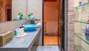 Hair dryer - Charming Central Village Home in Palamós with Pool, Garden, and BBQ, 200m from Beach (Palamós)