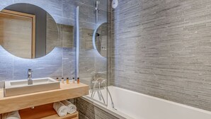 A modern bathroom with a glass-enclosed shower, a wooden vanity with a sink, and a large mirror. - Premium 4* Apartment 8 Pers, Lake View, Wifi, Tignes (Tignes)