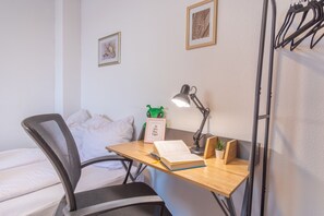 1 bedroom, WiFi, bed sheets - 4k TV, Soundbar, Great view (Bad Dürrenberg)