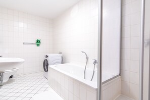 Sèche-cheveux, serviettes fournies, savon, shampoing