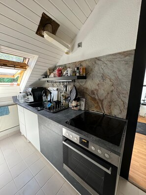 Mikrowelle, Ofen, Herdplatte, Küchenrolle