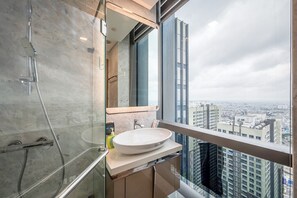 Luxury-Apartment, 2 Schlafzimmer, Blick auf den Innenhof | Badezimmer | Dusche, Hydromassagedusche, Designer-Toilettenartikel, Haartrockner