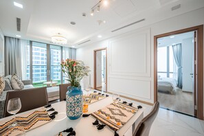 Fridge, microwave, stovetop, rice cooker - Landmark 81 - Sun Megalight Apartment (Ho Chi Minh City)