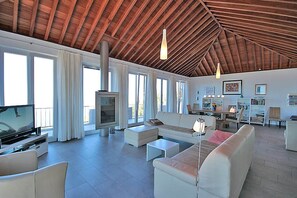 Smart-TV, Kamin, DVD-Player, Bücher