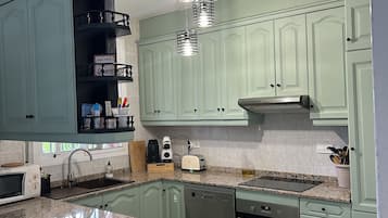 Een koelkast, een microgolfoven, een oven, een kookplaat