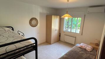 3 slaapkamers, een strijkplank/strijkijzer, wifi, beddengoed