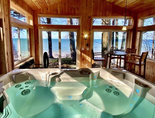Lakefront Oak Cottage • Hot Tub & Fire Pit