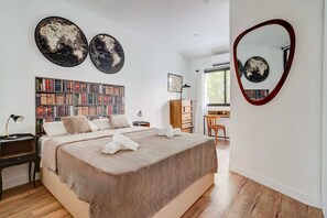 1 dormitorio, escritorio, tabla de planchar con plancha y wifi