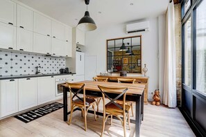 Réfrigérateur, micro-ondes, four, plaque de cuisson