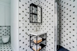 Ducha, secador de pelo y toallas