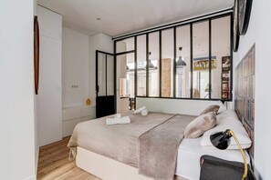 1 chambre, bureau, fer et planche à repasser, Wi-Fi