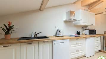 Fridge, microwave, dishwasher, coffee/tea maker