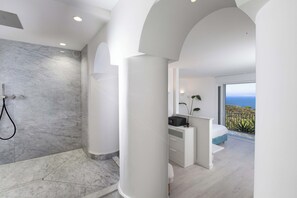 5 bedrooms, in-room safe, iron/ironing board, WiFi