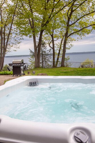 The Cliff House Hot Tub, Kayaks & Game Room