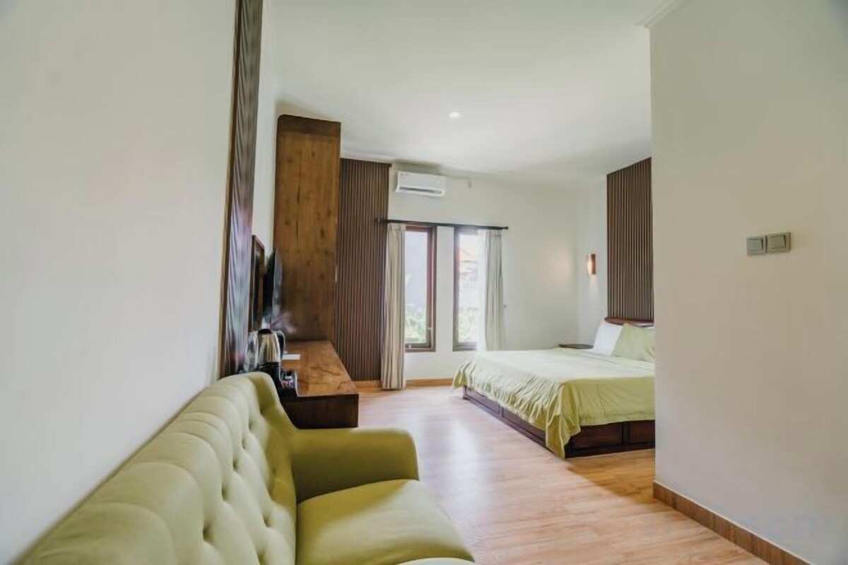 In-room safe, desk, laptop workspace, WiFi (free)